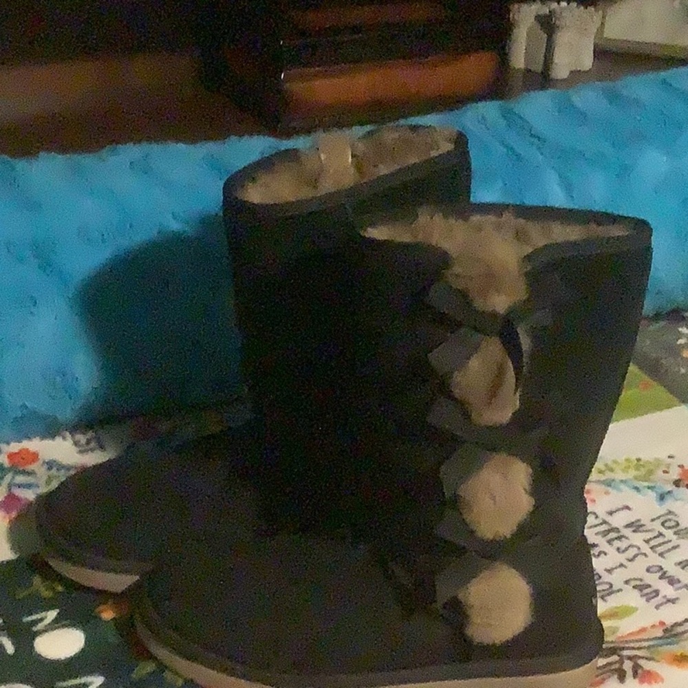 BY UGG, KOOLABURRA. black w fur inside and down side.size10